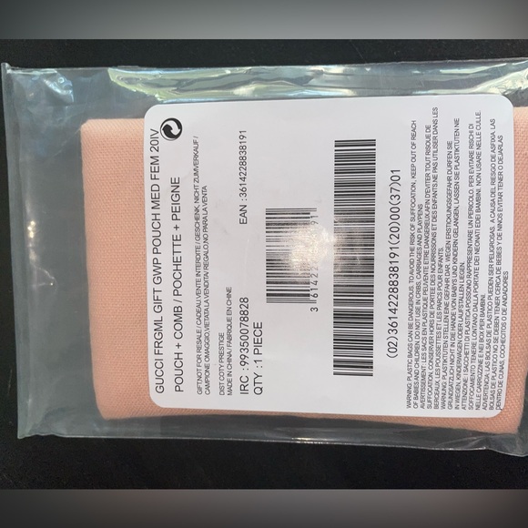 Gucci Beauty Pouch and Comb
Gift Set - Picture 11 of 11